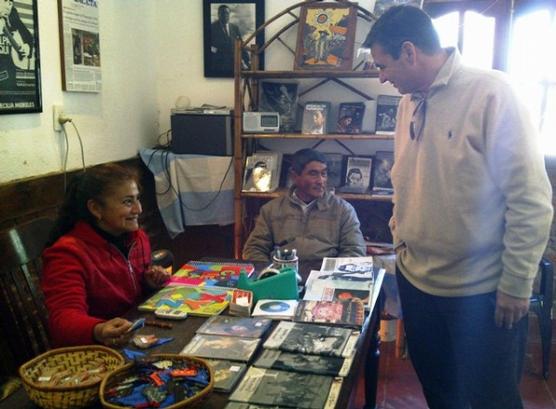 Racedo Aragón junto a empleados de la muestra de Atahualpa