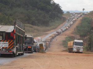 Una fila interminable de camiones se forma en Jaciara