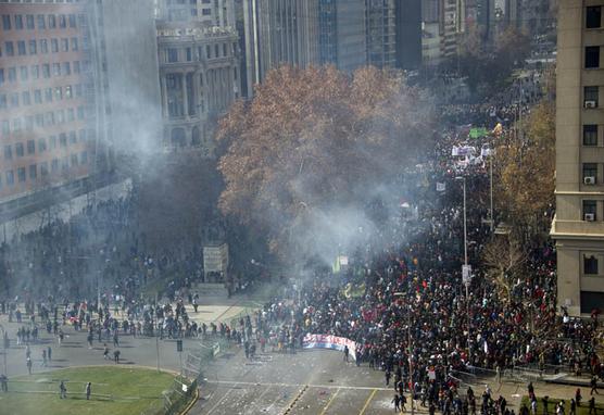 La multitud avanza en medio de gases policiales