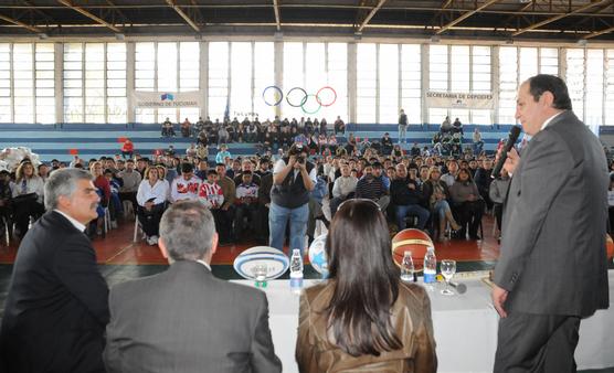 Entrega de materiales deportivos