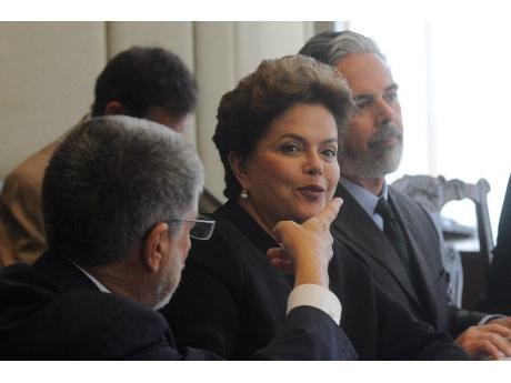 Dilma rodeada por Patriota y Amorim