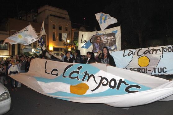 Durante la noche de ayer, un nutrido grupo de militantes de La Cámpora se concentró en Plaza Independencia para festejar