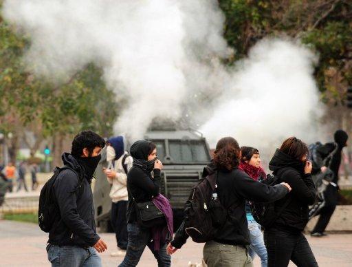 Estudiantes son dispersados por la policía en Santiago