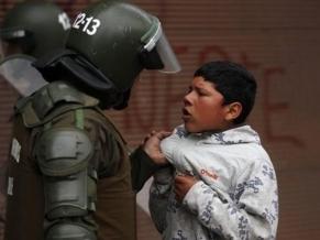 Un carabinero reprende a un estudiante