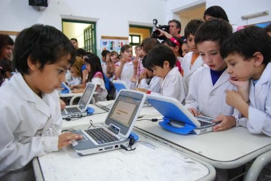 El uso de computadoras personales en las escuelas plantea al docente un cambio en su enfoque pedagógico