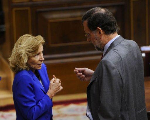 La ministra de Economía, Elena Salgado, hablando con el presidente del PP, Mariano Rajoy