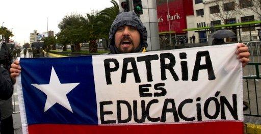 Un estudiante chileno durante una protesta 