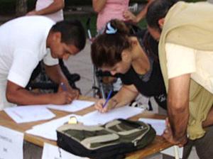 Ayer en Peatonal Muñecas realizaron una juntada de firmas de firmas exigiendo el boleto estudiantil gratuito y universal