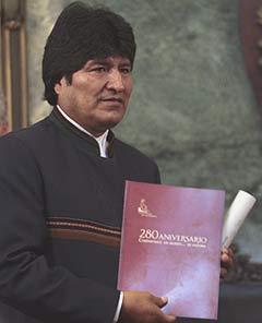 Evo Morales con la distincìón cubana