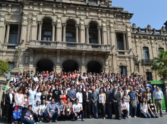 Los participantes frente a Casa de Gobierno