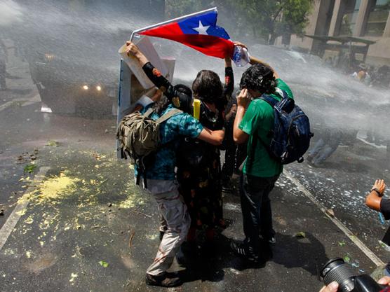 Estudiantes se refugian de agua policial