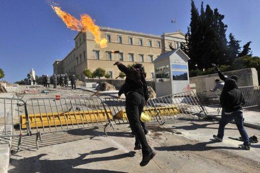 Un manifestante lanza una molotov en Atenas