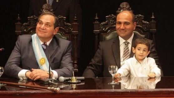 La felicidad se refleja en el rostro del gobernador