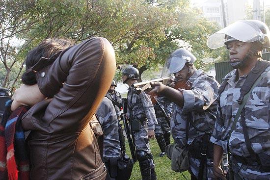 Policía encañona a un estudiante ayer en Sao Paulo