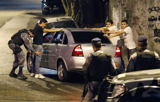 Operativo policial en puerta de favela