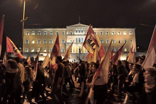 Unos sindicalistas pro-comunistas se manifiestan ante el Parlamento de Grecia