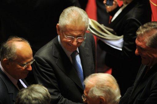 El ex comisionado de la Unión Europea, Mario Monti, sonríe a su llegada al Senado en Roma