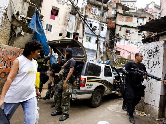 Policías controlan favela Rocinha