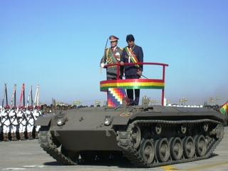 Morales en parada militar en La Paz