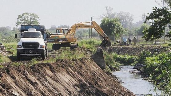 La Municipalidad continúa con la limpieza de canales y cámaras de desagüe