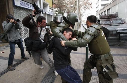 Carabineros reprimen a reporteros graficos en Santiago