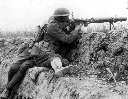 Soldado disparando una ametralladora durante el conflicto