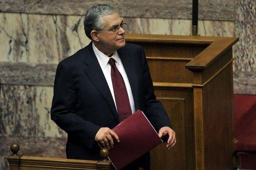 El primer ministro griego Lucas Papademos ante el parlamento