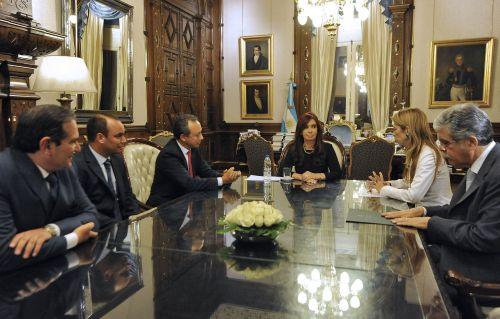 Cristina, Alperovich, directivos de Scania, Giorgi y de Vido en la Rosada