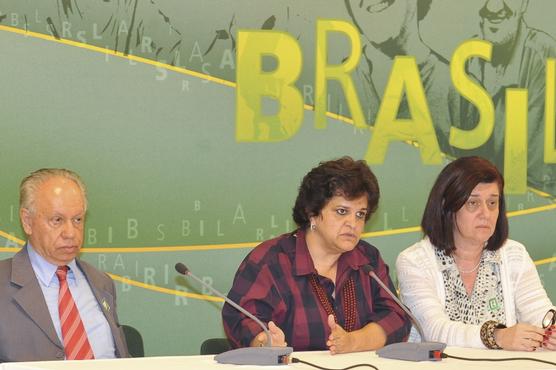 Haroldo Lima, de ANP, la ministra de Medio Ambiente, Izabella Teixeira, ayer en Brasilia