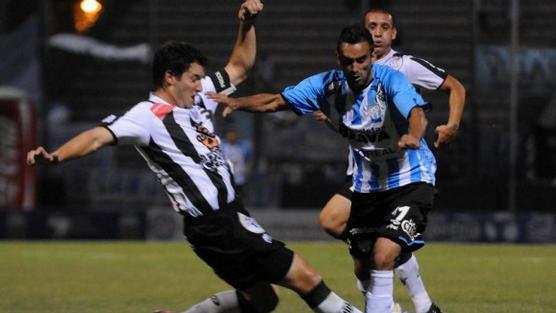 Atlético Tucumán derrotó, en Salta, a Estudiantes de Caseros por 3 a 2