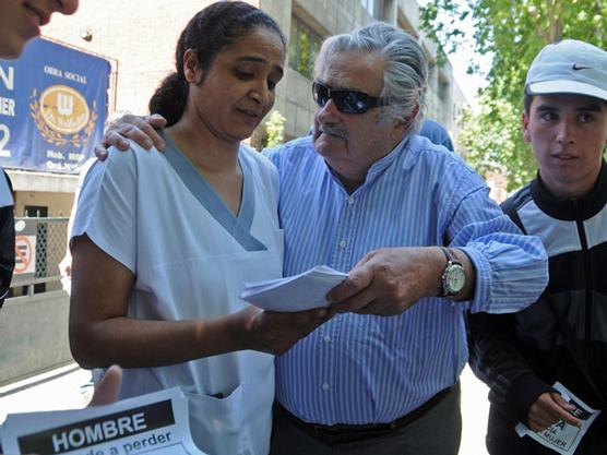 Mujica repartiendo volantes en Montevideo