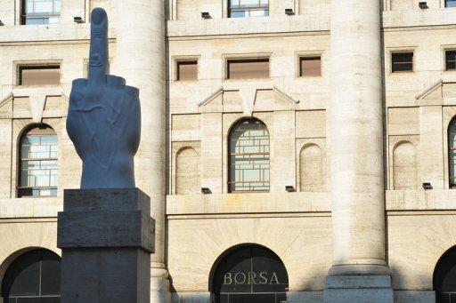 Una estatua del artista italiano Mauricio Catellan ante la Bolsa de Milan 