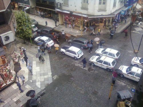 Llueve en la ciudad ahora