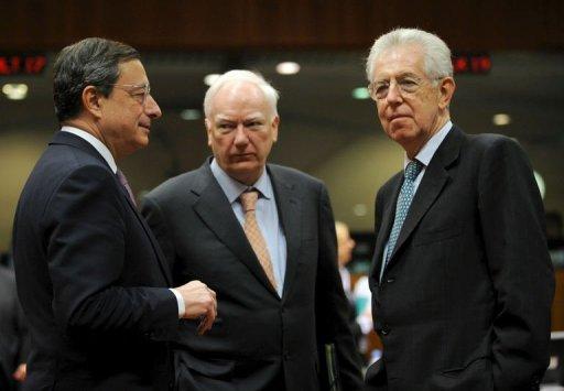 Mario Draghi y Mario Monti, con el jefe del BEI en Bruselas