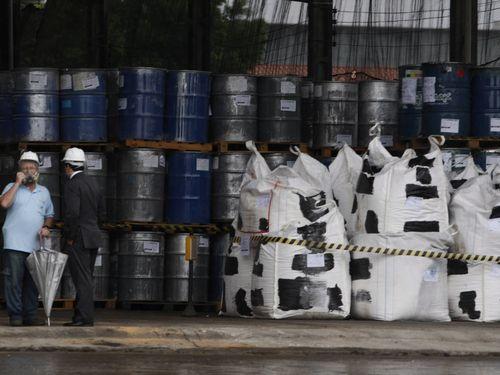 La Policía inspecciona un depósito de Chevrón