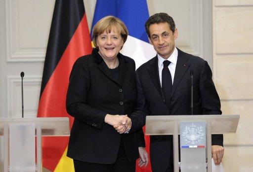 Nicolas Sarkozy, saluda a Angela Merkel, en París este lunes