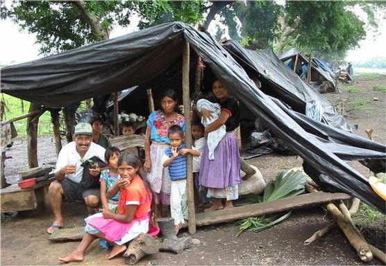 Los sin tierras en un campamento