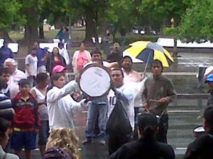 Protesta de vendedores ambulantes en las afueras de la FET