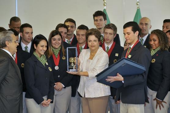 Dilma recibe una distinción de estudiantes brasileños