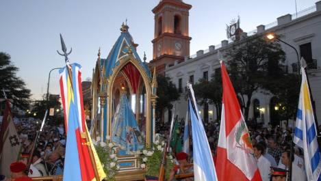 La multitud saluda con pañuelos a la Virgen Morena