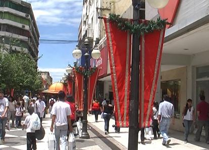 A dos semanas de la Navidad el Jardín de la República se luce de rojo