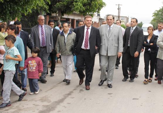 Gobernador e Intendente recorriendo la obra