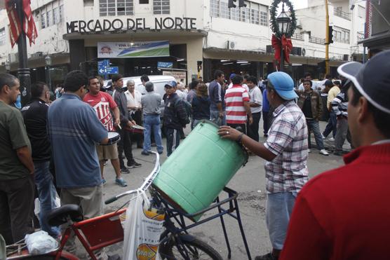 Vendedores ambulantes protestaron en la peatonal Mendoza 