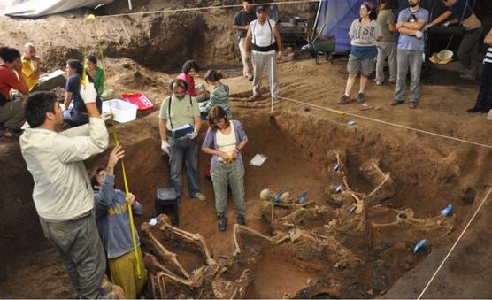 Peritos del Equipo Argentino de Antropología Forense con colaboración del Grupo Interdisciplinario de Arqueología en el lugar