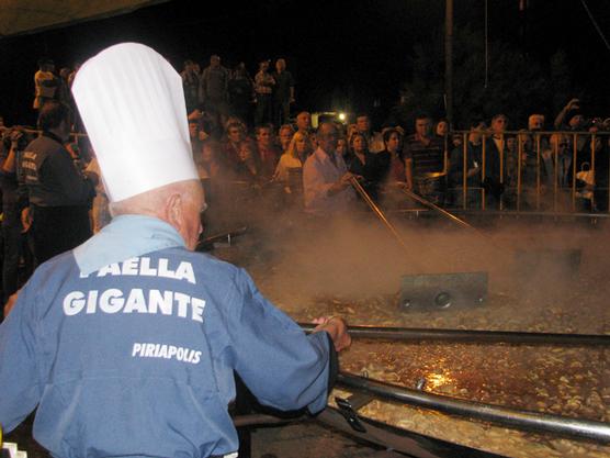 Paella compartida con miles de visitantes