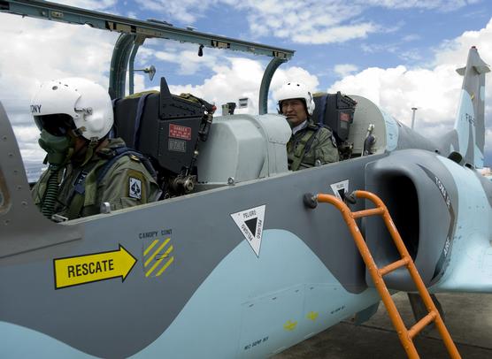 Evo Morales realiza la entrega oficial de los aviones K8 a la Fuerza Aérea