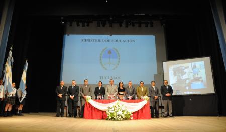 En el Teatro San Martín, se llevó a cabo el acto de distinción y reconocimiento a los alumnos con mejor promedio del secundario