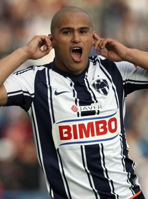 El delantero chileno Humberto Suazo