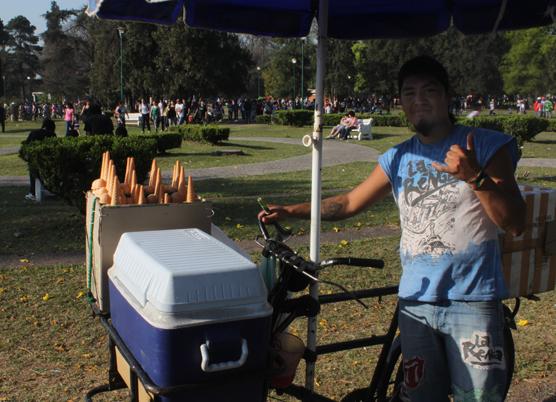 Vendedor de Helado y Achilata, contento por las altas temperaturas