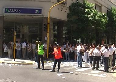 Durante la jornada de ayer mutuales y financieras se movilizaron en 25 de mayo y Córdoba